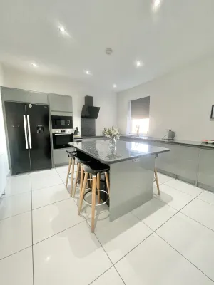 Image of Spacious & Comfortable 3 Bedroom House - FREE WiFi & FREE Parking