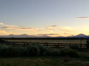 Image of Central Oregon Escape - Mountain Views - Hot Tub - AC and Fireplace