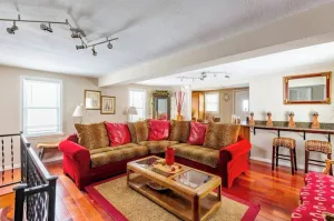 Image of Luxurious Peaceful Dwelling in the City Valley