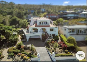 Image of Huge luxurious Family home - Stunning Water Vista, 15 min from Hobart CBD