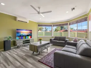 Image of Spacious 4BR family retreat near mall at Forest Lake