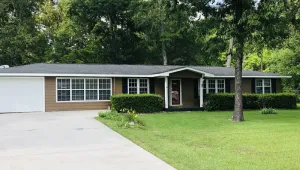 Image of Lakehouse in the heart of Georgia with huge backyard