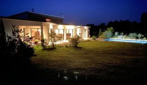 Image of Comfortable contemporary villa with swimming pool, large plot, fiber \/ wifi
