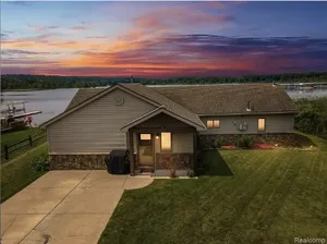 Image of Relaxing Ranch Style Waterfront Home--30 minutes from Ann Arbor