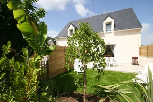 Image of nearby house of Morbihan and the village Gulf