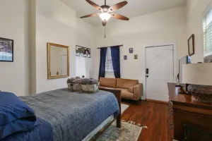 Image of CUTE QUIET MID-CITY STUDIO - Central Location