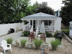 Image of Quaint cottage 5- blocks to the beach.