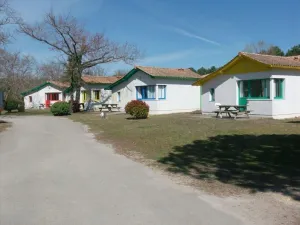 Image of 6 PEOPLE IN A PEDESTRIAN RESIDENCE and SWIMMING POOLS