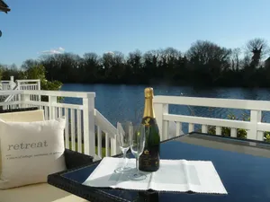 Image of Pet Friendly Cotswold Lakeside Lodge, 3 Bed\/2 bath, free parking