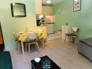 Image of Cozy 2BR Cabin Apartment with Balcony, Near Aquatic Center, Sleeps 6, No Pets