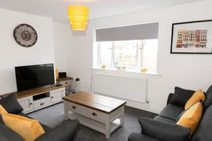 Image of Charming 2 Bedroom House - Free Parking - Great Location