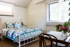 Image of Romantic couples mini cottage in large secluded garden — 5 min to town
