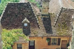 Image of Les Tuiles, at the foot of the château overlooking the Dordogne valley
