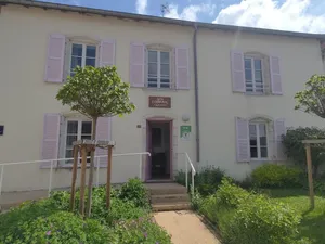Image of Charming Village Getaway: Modern Comforts in a Historic Setting Wi-Fi & Terrace Included