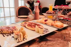 Image of 3 Min Drive to Bronner's! Breakfast with Private Chef!