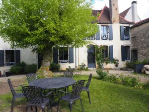 Image of House with garden to discover Burgundy's vineyards