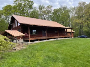 Image of log cabin in townsend delaware