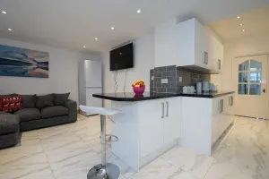 Image of HAGLEY ROAD WEST. 5 BEDROOMS HOUSE with 7 beds SLEEPS 7-10