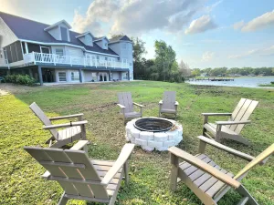 Image of 9 Bed\/Sleeps 25 Waterfront Home on Lake Josephine