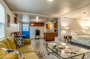Image of The Berrywood - Walkable Studio in Hip East Nashville