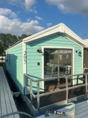 Image of \" Reel Cozy \" Floating Cabin in Guntersville Alabama.