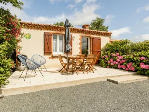 Image of Cozy Vineyard Cottage: Private Terrace, WiFi, Near Nantes