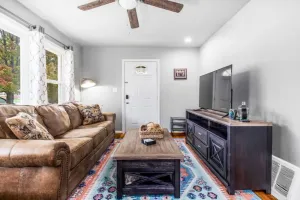 Image of Paris in the Heights: 3Bed+Backyard Patio
