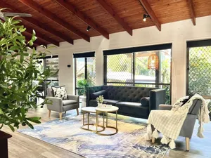 Image of Charming Home in Sunnybank close to plaza with Pool