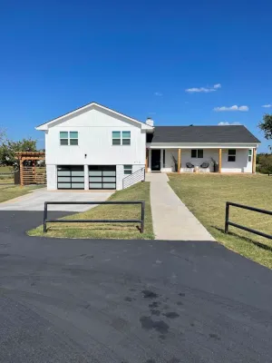 Image of Modern Farmhouse - 5 miles to OU campus - 3 Bed \/ 2 Bath - Sleeps 6