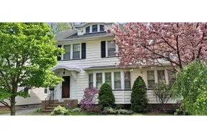 Image of Entire home in quaint neighborhood -walk to restaurants and close to everything!
