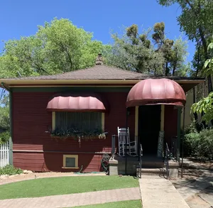 Image of Single level cottage 6 blocks to Courthouse square