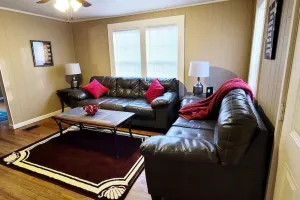 Image of 3BR Home Near Downtown\/Restaurants\/Bars\/Courthouse