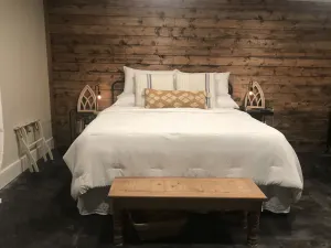 Image of Private King Suite-pool house,hot tub, spa, bfast!