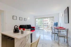 Image of Renovated 3-Room Apartment in a Leafy Park