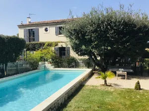 Image of House with swimming pool at the bottom of alpilles