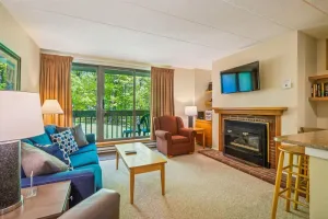 Image of Pinnacle B04 Cozy 1 bedroom, 1 bath with shuttle to the slopes everyday of the week.  Pinnacle B04 The outdoor pool, hot tub, and, tennis courts are open during summer only.