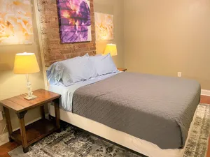 Image of Apt in fun\/safe area -1blk from StreetCar line to Quarter