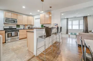 Image of PARKSIDE BUNGALOW - 15 MINS DOWNTOWN & AIRPORT + FREE PARKING!