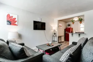 Image of Remodeled 2 bdrm duplex near the U of O