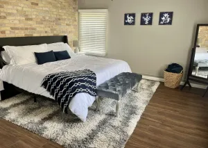 Image of Modern clean 1 BR apartment near River in Historic District restaurants\/bars