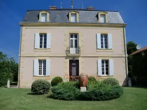 Image of Mansion and fishing pond near Bergerac