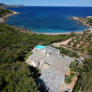 Image of Shorefront villa offers great amenities and views giving onto the beach below
