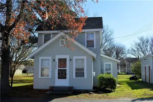 Image of Miss Niccies - 2BR home close to town, Lg Screened porch. NO LINENS PROVIDED