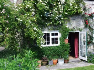 Image of Old detached stone cottage in Shakespeare country
