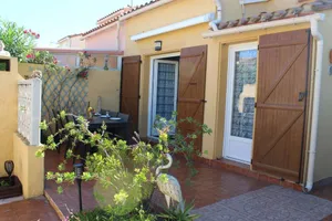 Image of Air-conditioned vacation home with beautiful garden and parking - 6CIT77
