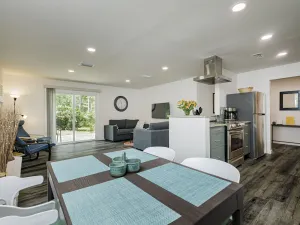 Image of Palm View ~ Newly renovated quiet home close to UF!