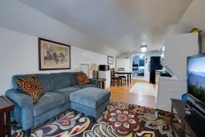 Image of Sleeps 4 - Queen\/Twin BB - Cozy Private NoKnox Upstairs Apartment