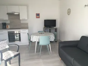 Image of T2, completely renovated in 2021, 100m from the sea. Small, quiet residence.