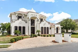 Image of 3 king beds in upscale neighborhood with pool
