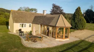 Image of Cosy Cotswolds Bungalow garden room and patio